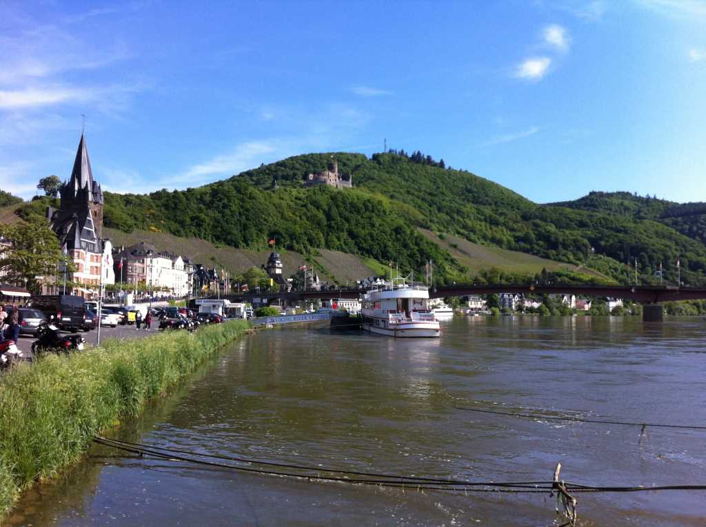 Moselufer in Bernkastel-Kues - Urlaub an der Mosel in Ferienhaus Moselpromenade in Balduinstraße 53, 56856 Zell (Mosel)